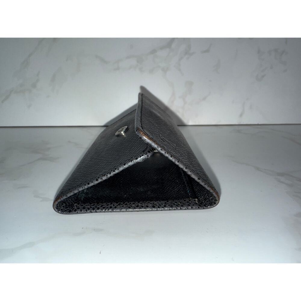 Louis Vuitton Taïga 6-Key Holder in Black - Picture 6 of 7